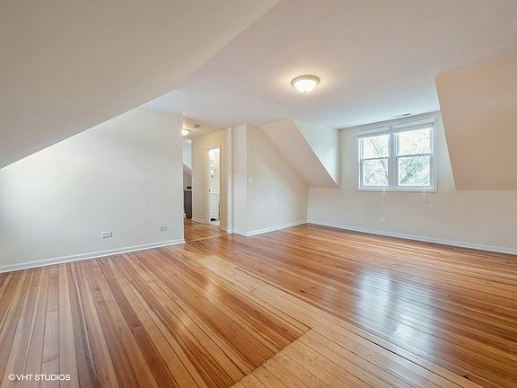 4th image of 1067 W Cornelia Ave #3