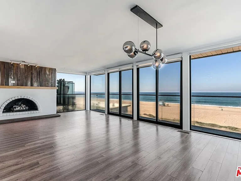 2308 The Strand — Photo 9