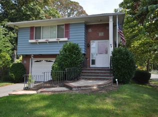 94 Lafayette Ave, Lynbrook, NY 11563