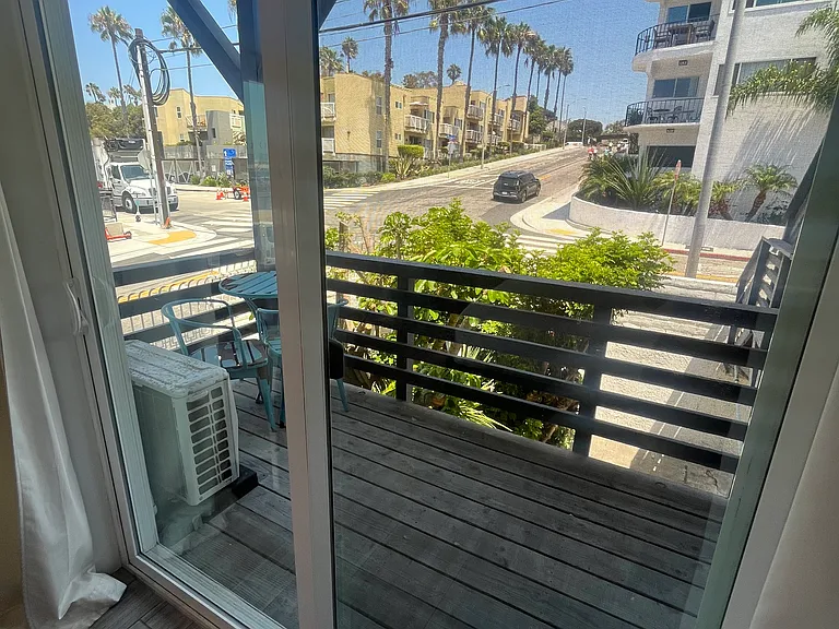 1647 Ocean Front Walk #11 — Photo 4