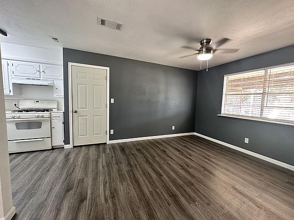5th image of 901 Park Plaza Dr