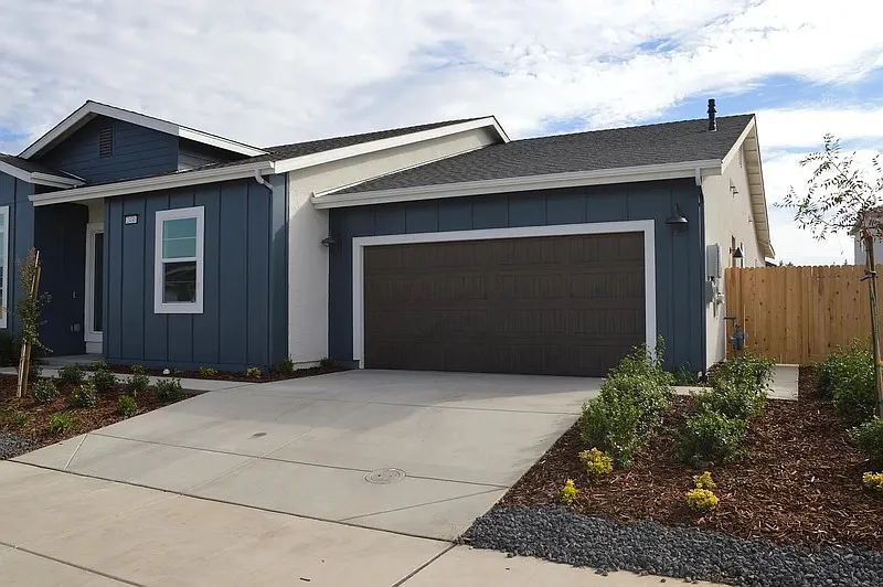 4 bed, 3.0 bath, 2376 sqft, $2,500 — Photo 4