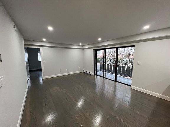 5th image of 320 Hammond Pond Pkwy #105