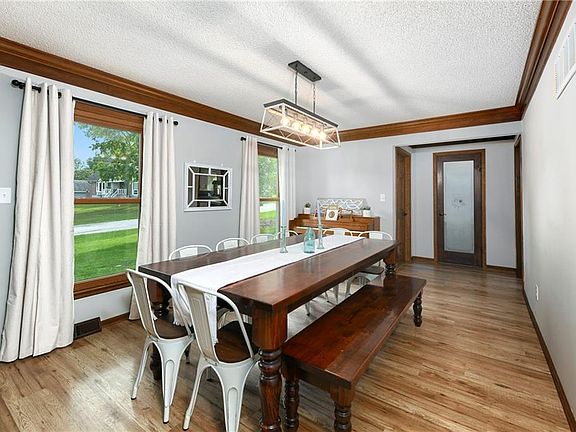 3rd image of 1100 SW 44th St