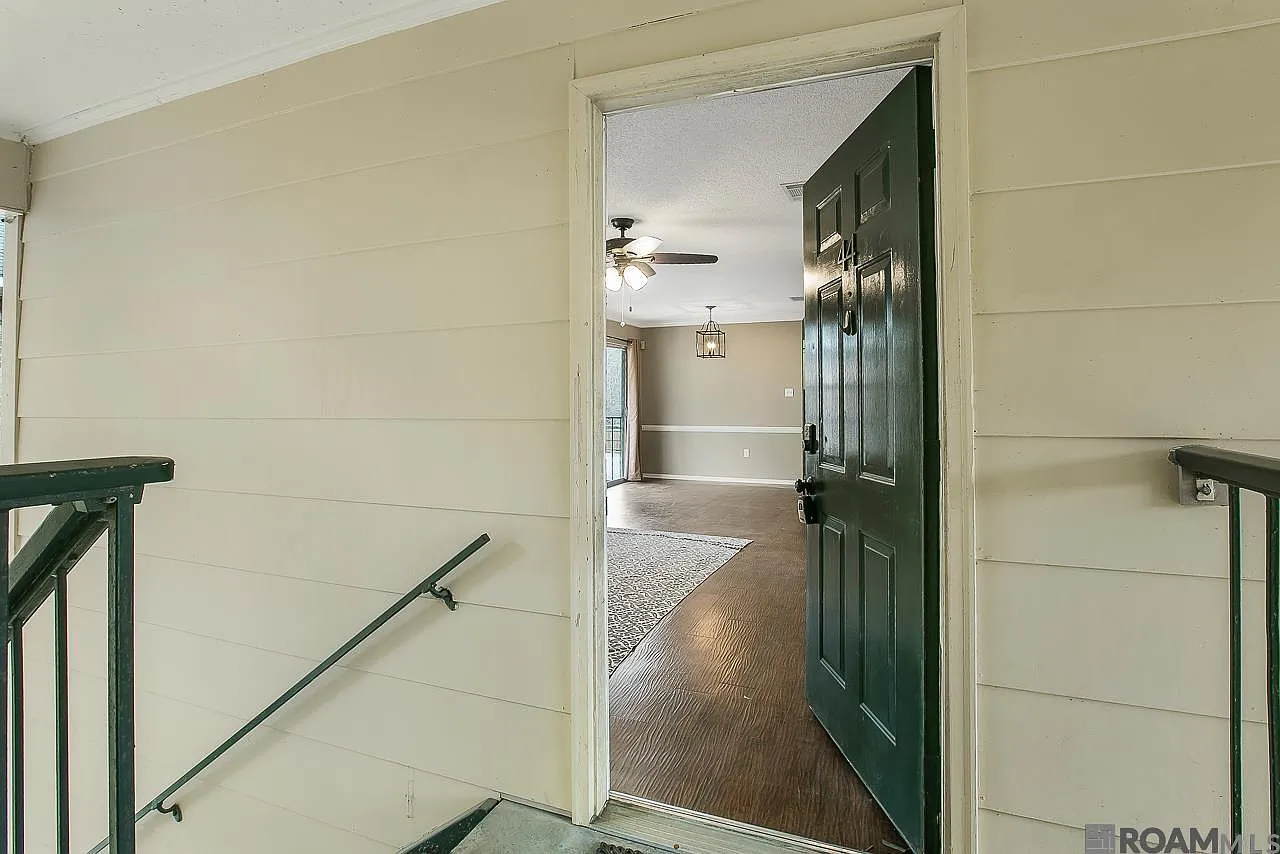 2 bed, 1001 sqft, $1,300 — Photo 4