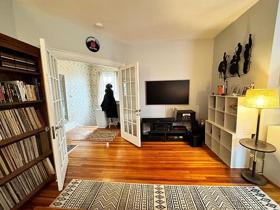 2nd image of 823 Columbia St #3