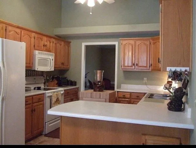 4 bed, 2328 sqft, $2,100 — Photo 3