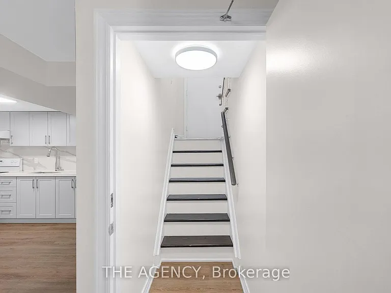 1038 Alexandra Ave — Photo 5