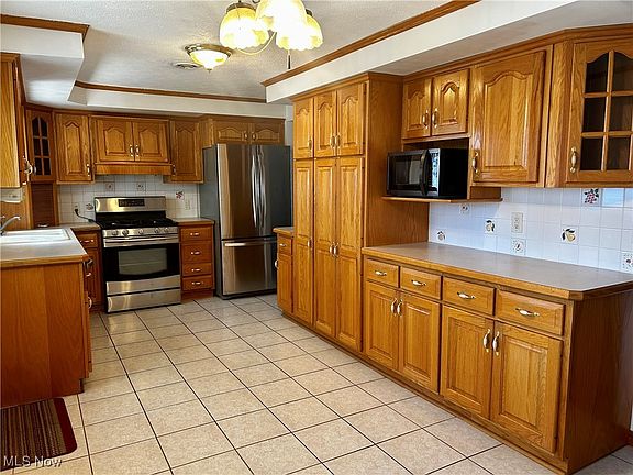 4th image of 2043 W 41st St