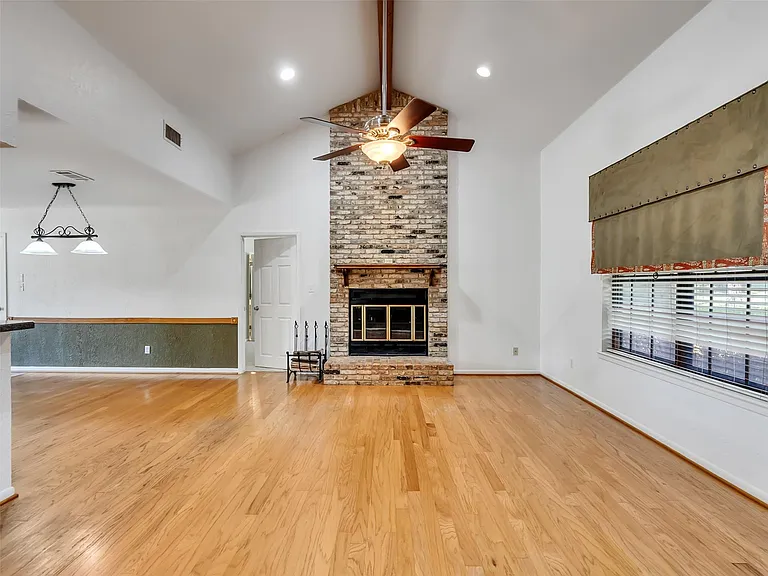 18085 Lake Dr E — Photo 9