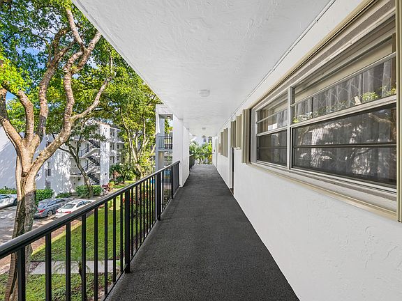 2nd image of 471 N Pine Island Road #302d