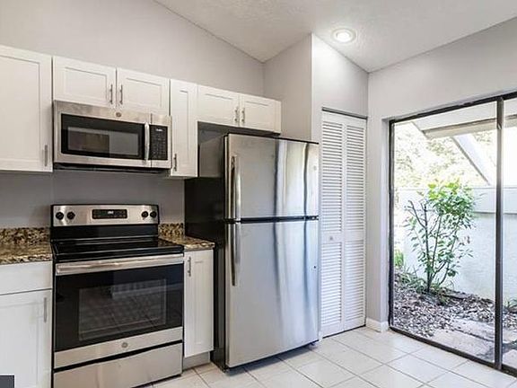 Brand new stainless steel appliances, private patio off kitchen for al Fresca dining