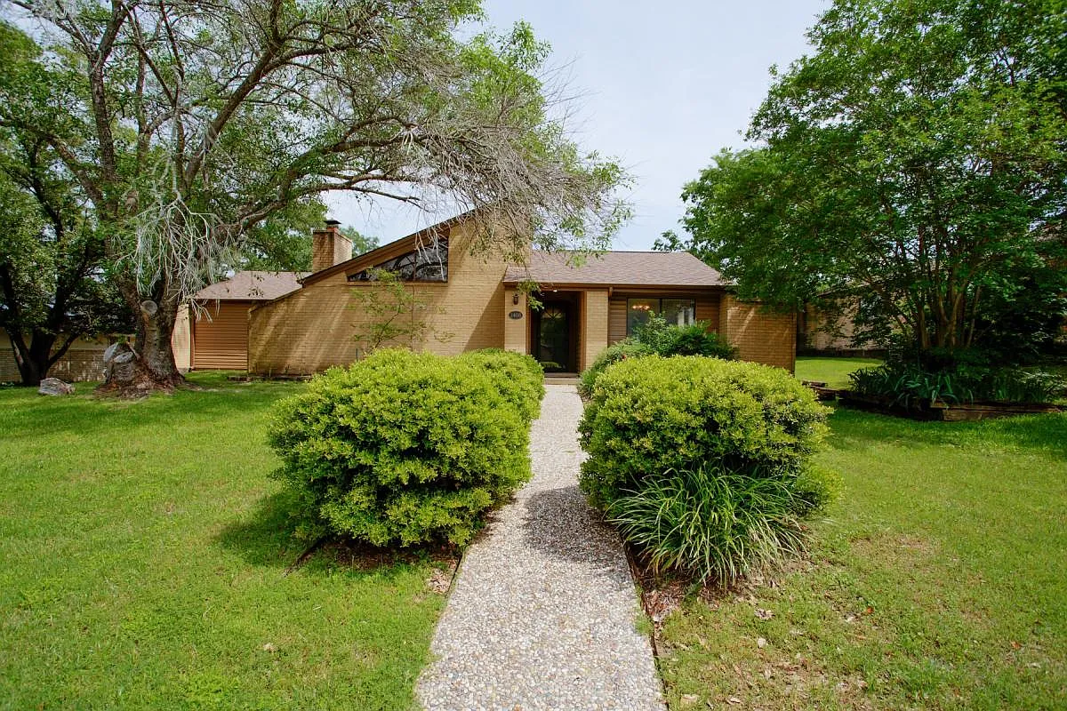 2408 Quail Hollow Drive — Photo 2