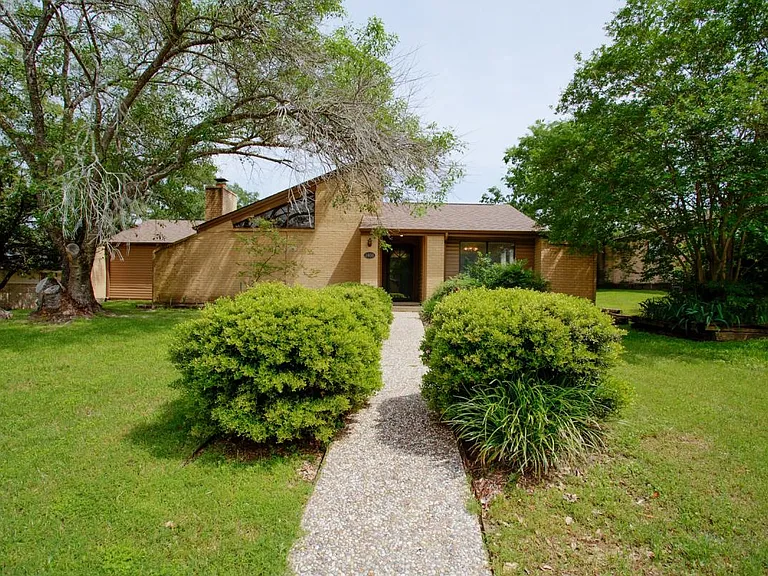 2408 Quail Hollow Dr — Photo 2