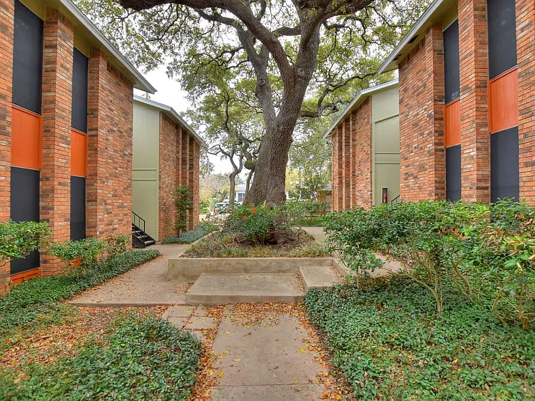 St. Edwards Place Apartments — Photo 34
