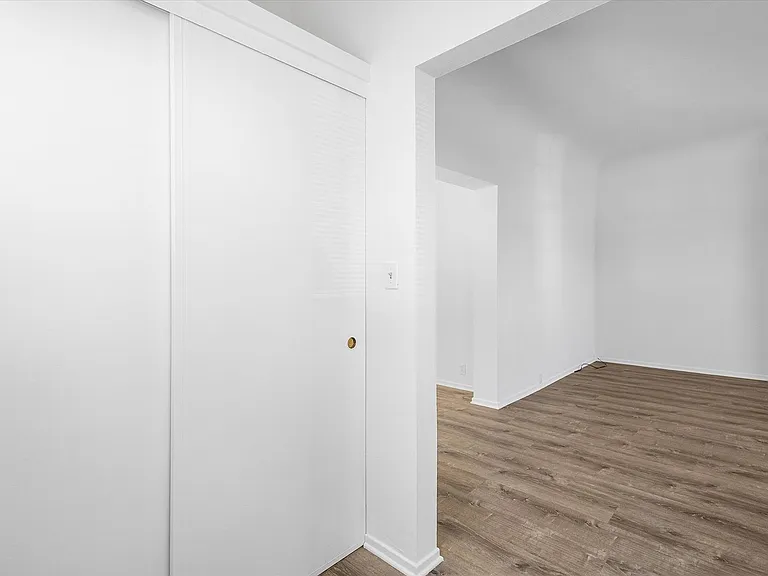 1087 Park Ave — Photo 4