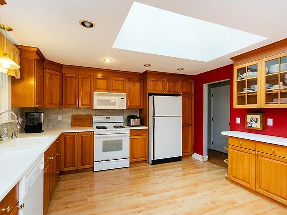 4th image of 32 Rockland St