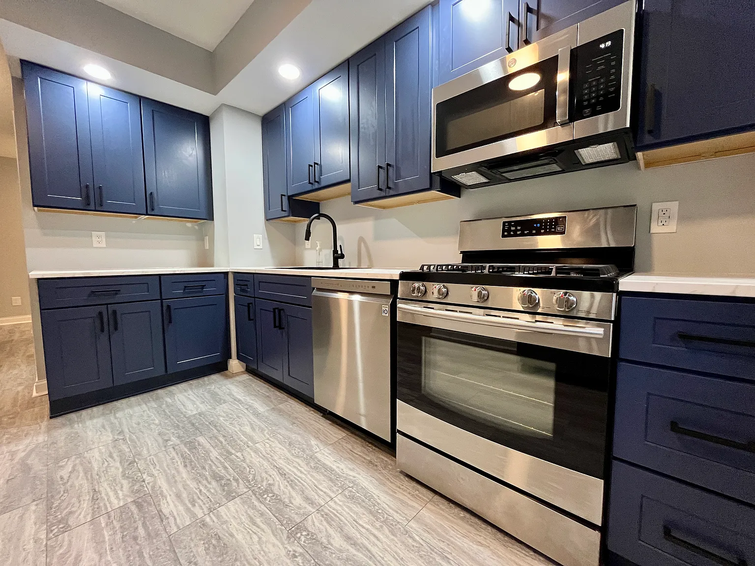 4 bed, 2.5 bath, $2,000 — Photo 1