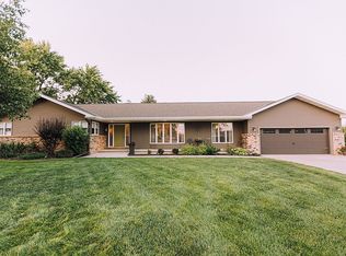 1715 Beechwood Dr, Aurora, NE 68818