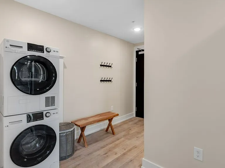 Beautiful Apartments West Grand Neighborhood — Photo 46