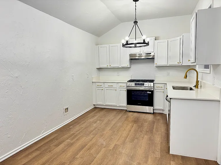 223 W 6th St — Photo 6