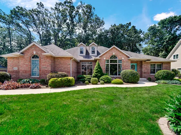 1235 Greenview Pl, Crown Point, IN 46307