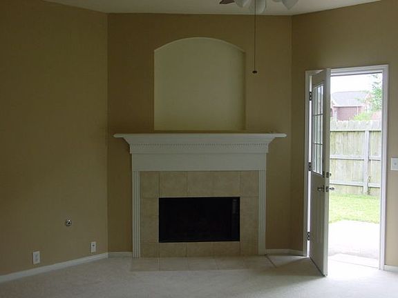 GAS FIREPLACE WITH ELEGANT NICHE