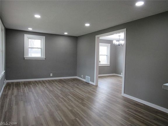 5th image of 1039 W 21st St
