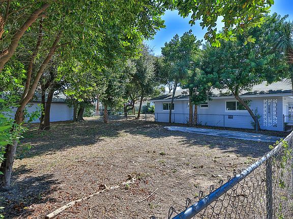 4th image of 208 N Oleander Ave