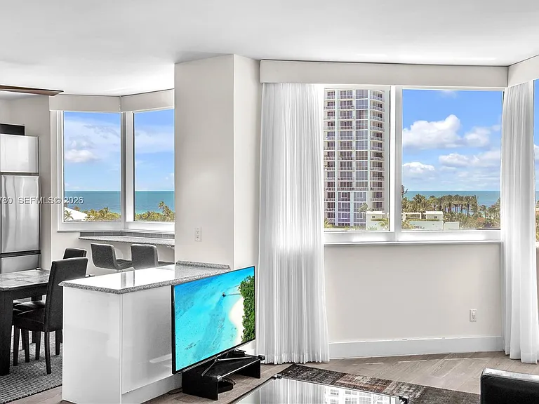 300 S Pointe Dr #809 — Photo 2