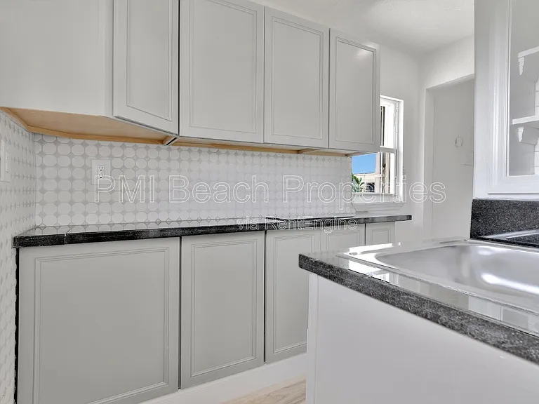 825 Truman St #4 — Photo 4
