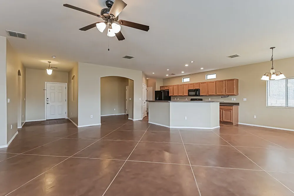4 bed, 2.0 bath, 2156 sqft, $2,295 — Photo 4