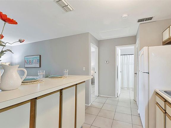 4th image of 1400 Gandy Blvd N Unit 1016