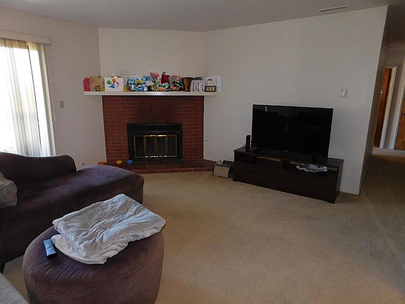 4th image of 458 Laurel Ave #18