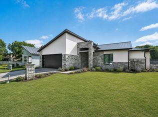 102 Menard Ct, Llano, TX 78657