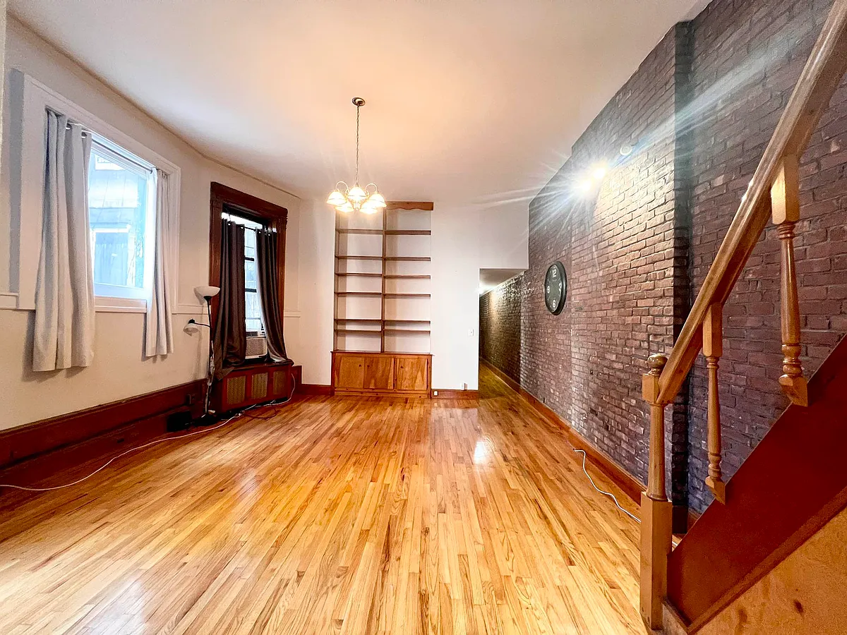 Building Photo - 27 W 75th St #1C