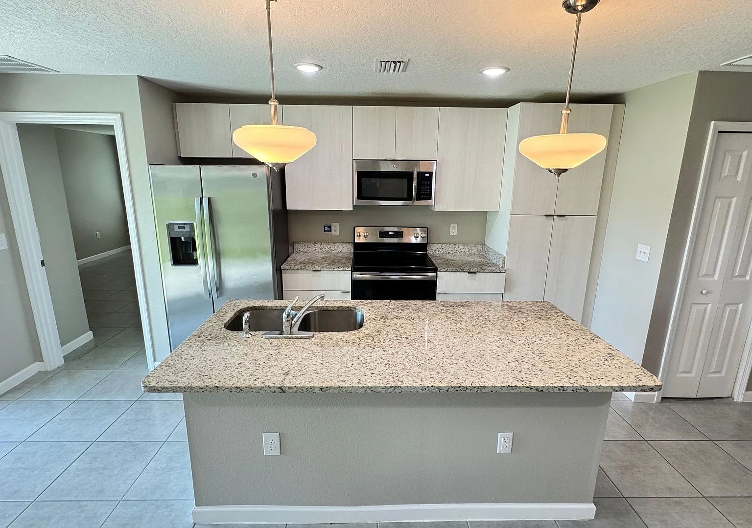 Amazing 4 Bedroom, 2 Bathroom Home in Palm Bay!! — Photo 4