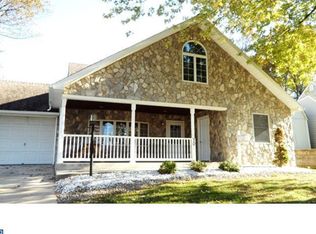 70 Viewpoint Ln, Levittown, PA 19054
