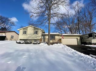 2429 Highfield Rd, Waterford, MI 48329