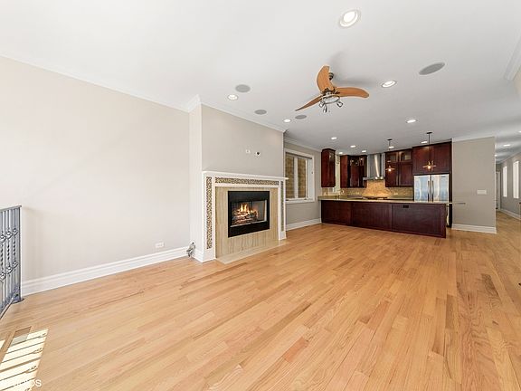 3rd image of 1928 W Belmont Ave #1
