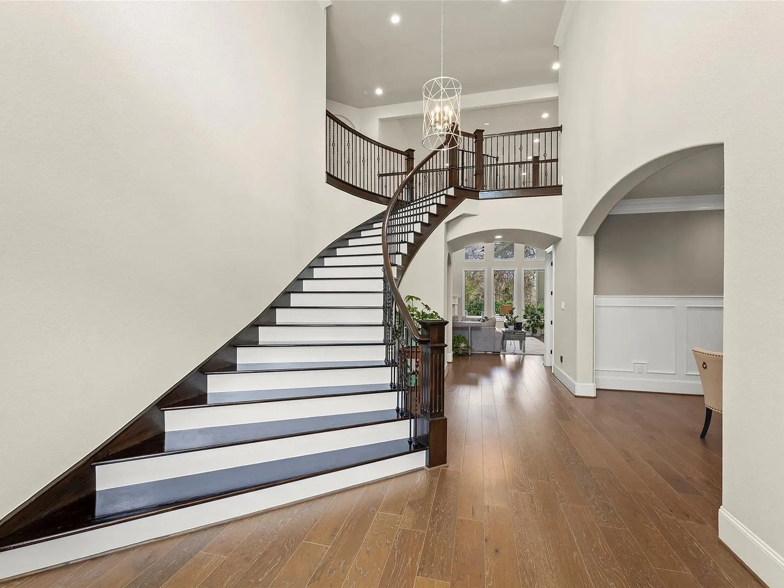 5 bed, 5.5 bath, 5631 sqft, $6,500 — Photo 2