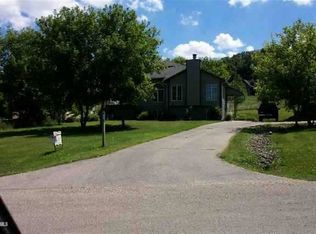 25 Walnut Hill Dr, Galena, IL 61036