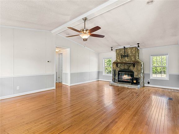 5th image of 327 Emily Ln