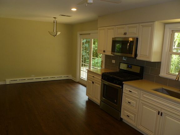 5th image of 9505 Greenwood Dr