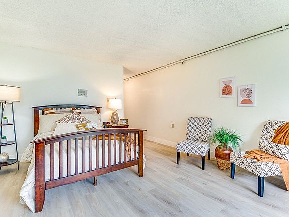 5th image of 801 Cypress Way #718