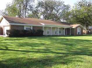 704 Sycamore Dr, Burkburnett, TX 76354
