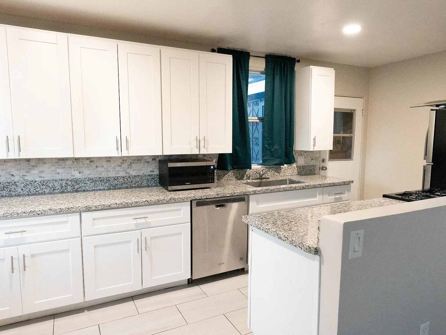 711 Iona Dr — Photo 3