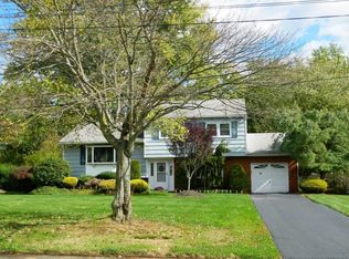 21 Whittier Dr, Manalapan, NJ 07726