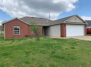 902 Bradford St SW, Gravette, AR 72736