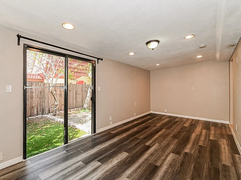 10907 Meadow Lark Cove Dr — Photo 11